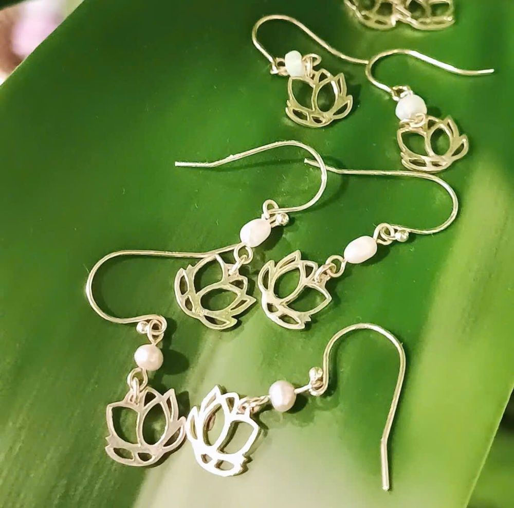 大人気 No.1 シルバ~ 925 ロ~タス フラワ~ ( 蓮花 ) ピアス ミッドサマ~ 新作 続々 @ ハノイ商店